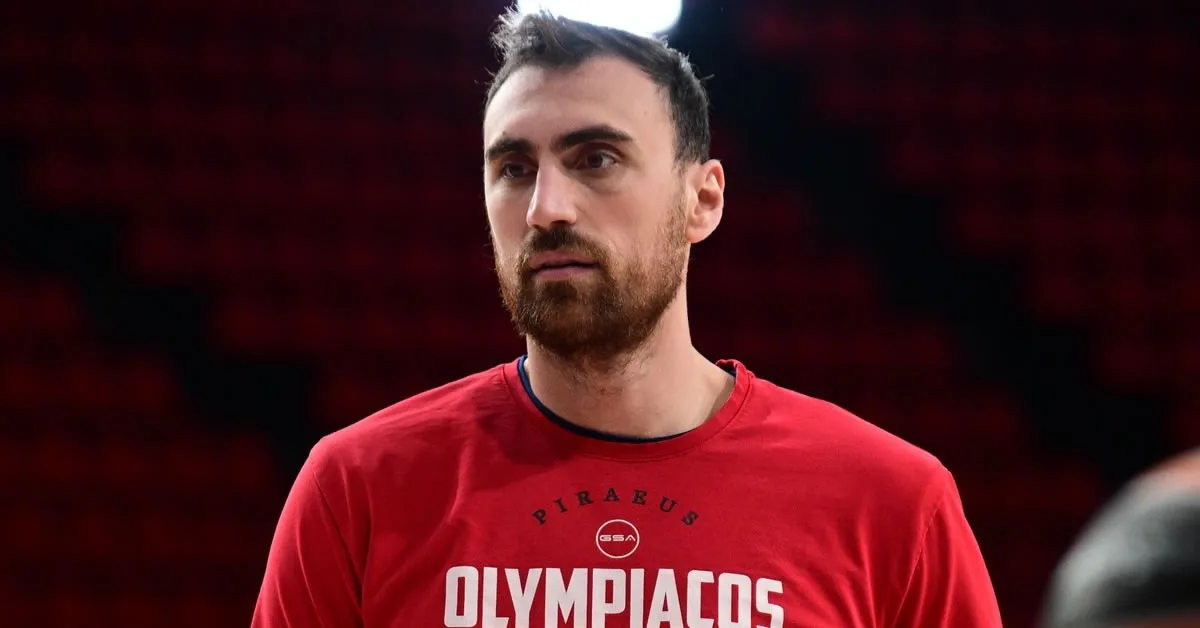 Ο Νίκολα Μιλουτίνοφ κυριαρχεί στη ρακέτα με τη φανέλα του Ολυμπιακού