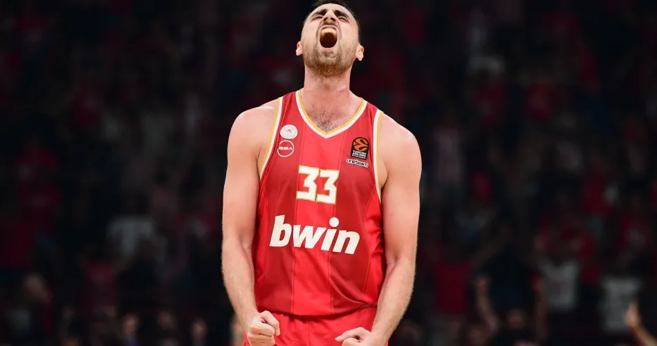 O Νίκολα Μιλουτίνοφ να πανηγυρίζει έξαλλα